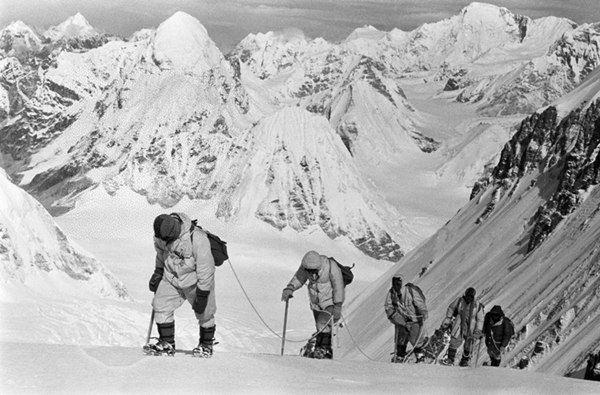 △1960年5月,中國登山隊隊員在海拔7150米的冰雪坡上行進。