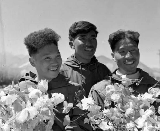 △1960年5月25日凌晨4點20分,中國登山隊隊員成功登上珠穆朗瑪峰。(右起)王富洲、貢布(藏族)和屈銀華。